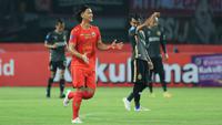 Selebrasi pemain Persija Jakarta, Akbar Arjunsyah setelah mencetak gol keempat timnya ke gawang Bhayangkara Presisi pada laga pekan ketiga BRI Liga 1 2023/2024 di Stadion Patriot Candrabhaga, Bekasi, Minggu (16/7/2023). Persija menang dengan skor 4-1. (Bola.com/M Iqbal Ichsan)