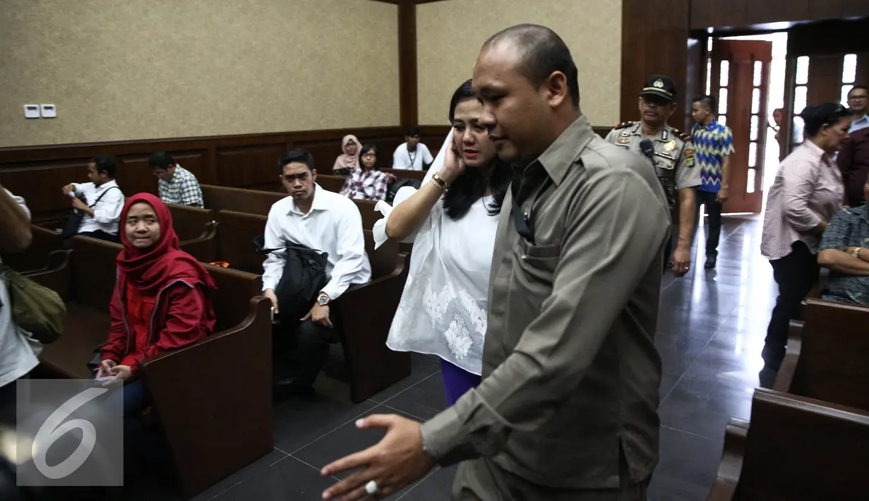Petugas mengantarkan Damayanti menuju bangku yang telah disediakan di Pengadilan Tipikor, Jakarta, Senin (29/8). Damayanti akan menjalani sidang pembacaan tuntutan oleh jaksa. (Liputan6.com/Faizal Fanani)