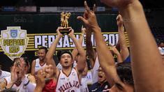 Para pemain Pelita Jaya merayakan gelar juara Perbasi Cup 2017 usai menang atas Satria Muda di Sports Mall, Kelapa Gading, Jakarta, (10/11/2017). Pelita Jaya menang 82-77.  (Bola.com/Nick Hanoatubun)