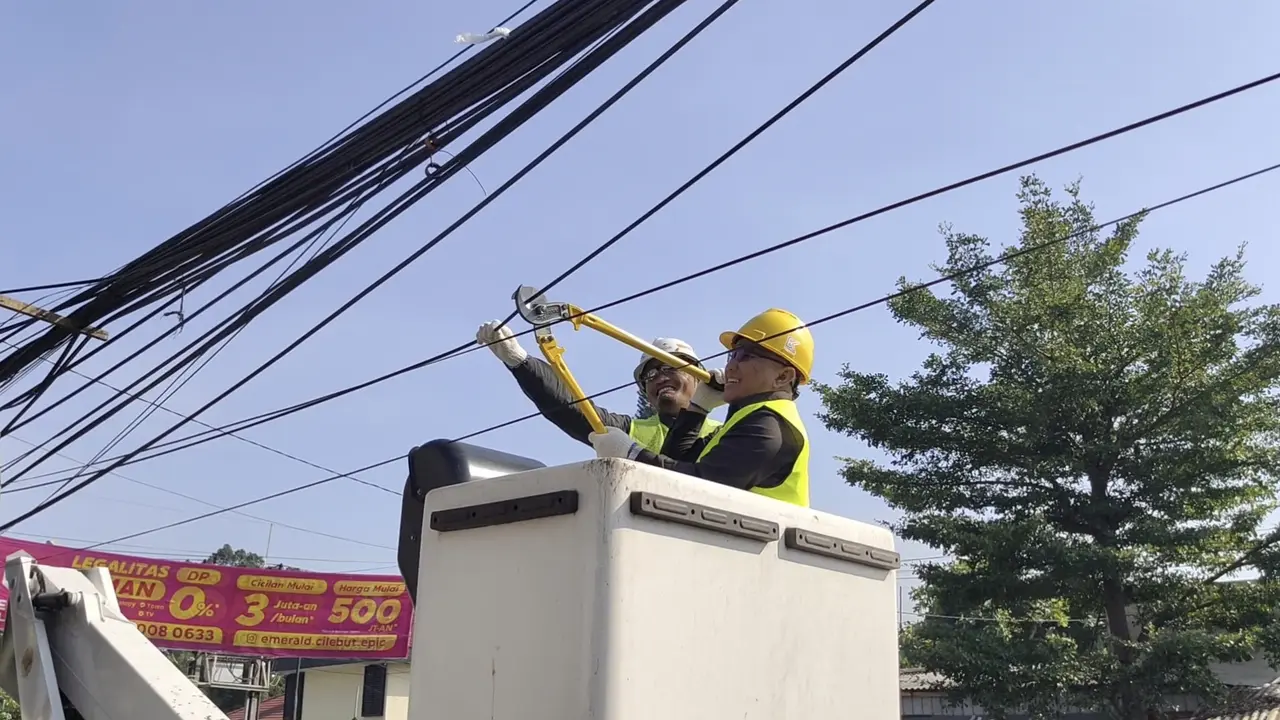 Wali Kota Depok, Mohammad Idris tertibkan kabel semrawut di Jalan Tole Iskandar, Cilodong, Kota Depok.