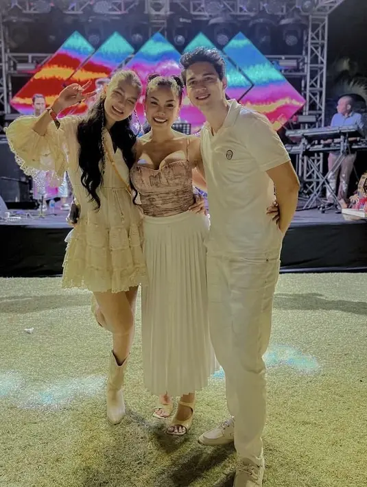 Nikita Mirzani tampil dengan atasan bustier pink dipadukan rok plisket putih panjang. @nikitamirzanimawardi_172