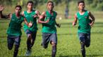 Pandi Lestaluhu (kedua kanan) dan pemain lainnya berlatih saat mengikuti seleksi Timnas Indonesia U-19 di Lapangan POR Pelita Jaya, Sawangan, Jawa Barat, Selasa (26/7/2016). (Bola.com/Vitalis Yogi Trisna)
