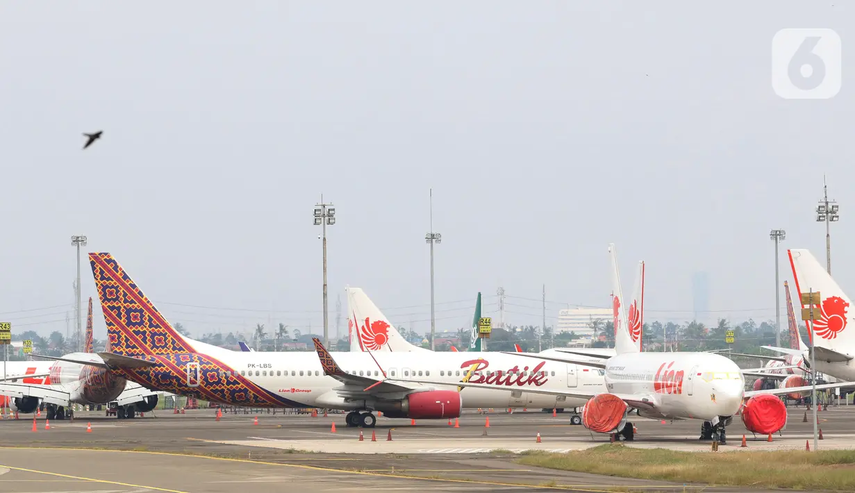 Sejumlah pesawat maskapai penerbangan terparkir di Bandara Soekarno Hatta, Tangerang, Senin (6/7/2020). Saat ini PT Angkasa Pura II mengaku slot terbang di Bandara Soekarno Hatta belum optimal dimanfaatkan oleh maskapai pada masa new normal ini. (Liputan6.com/Angga Yuniar)