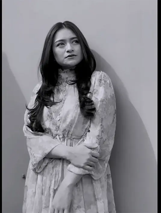 Sebagai sesama muslim, pemeran Najwa dalam film Catatan Hati Seorang Istri itu hanya bisa menemani dan mendoakan agar mendapatkan hidayah. [Instagram/nathalieholscher]