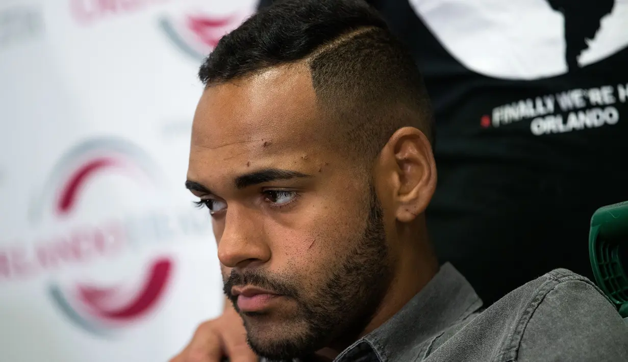 Angel Colon ketika menggelar konferensi pers di Orlando Regional Medical Center, Florida, Selasa (14/6). Colon yang merupakan pengunjung klub gay Pulse Orlando, mengaku berpura-pura mati saat penembakan brutal itu terjadi. (Drew Angerer/Getty Images/AFP)