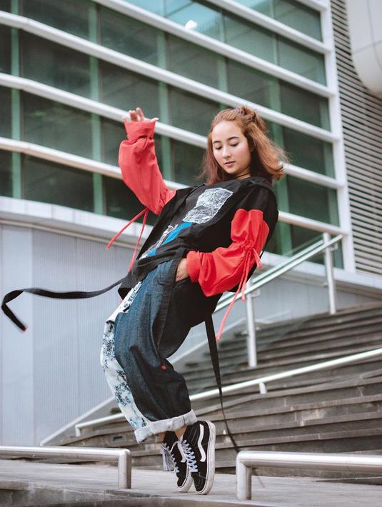Selain tampil feminim, Naomi juga cocok banget tampil dengan gaya boyish. Padu padan oversized jacket, jeans, dan sneakers membuatnya kece. (Liputan6.com/IG/naonomnom)