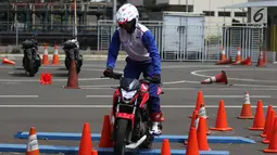 Peserta mengikuti kegiatan safety riding di Track Safety Riding Center PT Wahana Makmur Sejati (WMS) Jatake, Tangerang, Banten, Kamis (11/7/2019). Kegiatan safety riding tersebut dilakukan guna mengedukasi masyarakat terkait berkendara aman. (Liputan6.com/Angga Yuniar)