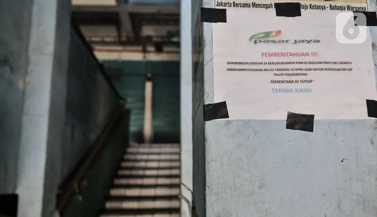 Selebaran info penutupan di dinding Pasar Pulogadung, Jakarta, Senin (29/6/2020). Perumda Pasar Jaya menutup sementara Pasar Pulogadung selama tiga hari hingga 27 Juni 2020 setelah ditemukannya satu orang pedagang positif Covid-19 berdasarkan hasil Swab Test. (merdeka.com/Iqbal S Nugroho)