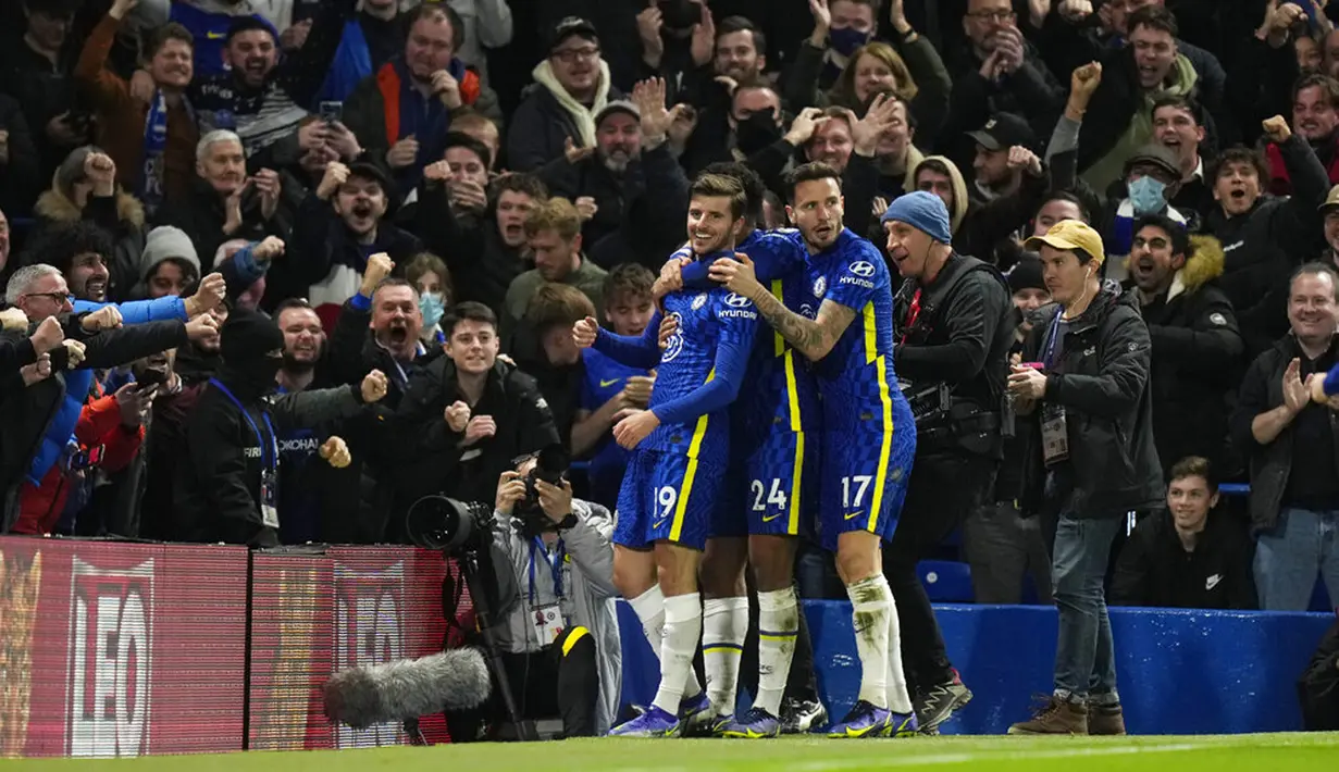 Pemain Chelsea Mason Mount (kiri) merayakan dengan rekan setimnya usai mencetak gol ke gawang Everton pada pertandingan sepak bola Liga Inggris di Stadion Stamford Bridge, London, Inggris, 16 Desember 2021. Pertandingan berakhir imbang 1-1. (AP Photo/Alastair Grant)