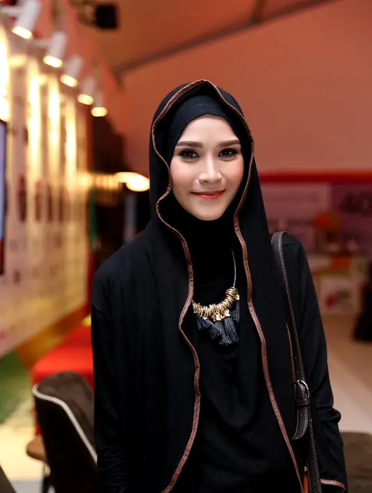 Istri sutradara Hanung Baramantyo, Zaskia Adya Mecca setelah memutuskan berhijab sejak Januari 2005 silam mengaku bersyukur karena banyak mendapatkan keuntungan. Bahkan, setelah mengenakan jilbab, dirinya makin dikenal. (Andy Masela/Bintang.com)