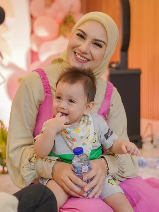 Irish Bella bersyukur acara syukuran anak pertamanya berjalan lancar. "Alhamdulillah, acara syukuran untuk Amala berjalan lancar ..," tulis Irish Bella. [Instagram/_irishbella_]