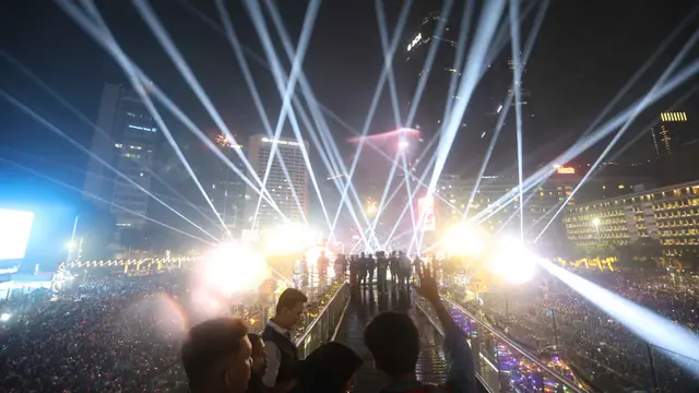 Atraksi Drone dan Cahaya Lampu Hiasi Malam Pergantian Tahun di Bundaran Hotel Indonesia Jakarta