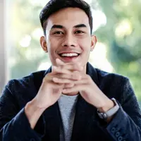 ilustrasi pria tersenyum/copyright by Black Salmon (Shutterstock)