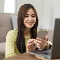 Ilustrasi seorang perempuan akses video dan belanja di ponsel. (katcha.natsarin@gmail.com/depositphotos.com)