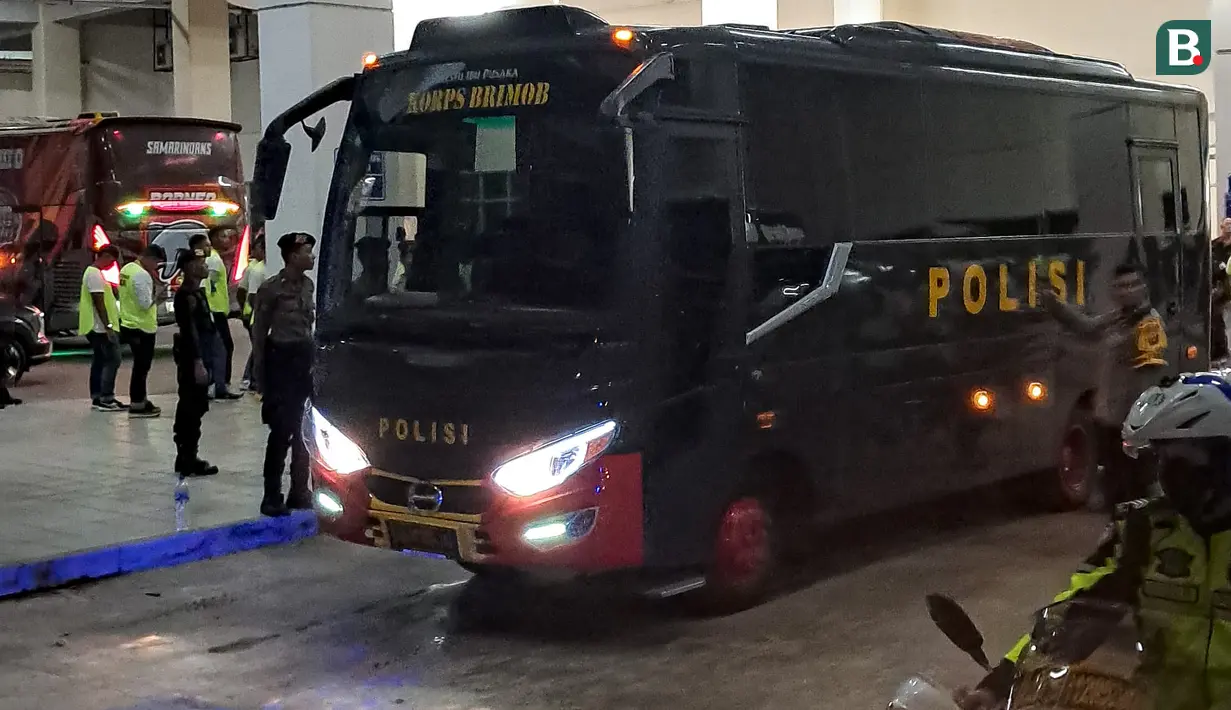 Bus polisi yang membawa sejumlah pemain, pelatih, dan ofisial Madura United meninggalkan stadion setelah laga leg kedua semifinal championship series BRI Liga 1 2023/2024 melawan Borneo FC di Stadion Batakan, Balikpapan, Minggu (19/05/2024). (Bola.com/Muhammad Adiyaksa)