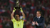 Claudio Bravo terpilih sebagai kiper terbaik Copa America 2015. (AFP PHOTO/RODRIGO ARANGUA)