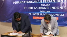 CEO ACCESSTRADE Indonesia, Prayudho Rahardjo dan Dirut BRI Insurance (BRINS) Fankar Umran saat Penandatanganan Perjanjian kerjasama Affiliate Marketing di Jakarta, Selasa (17/11/2020).BRINS memperluas poduk dan jangkauan pasar bisnis asuransi melalui ekosistem digital (Liputan6.com/Pool/Accesstrade)