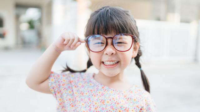 anak perempuan kecil kacamata