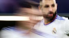 Real Madrid sukses menumbangkan tuan rumah Chelsea pada partai leg pertama perempat final Liga Champions 2021/2022. Laga yang dihelat di Stamford Bridge itu dimenangkan oleh Los Blancos dengan skor meyakinkan yakni 3-1. (AFP/Adrian Dennis)