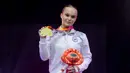<p>Pesenam asal Russia, Angelina Melnikova memegang medali emas setelah memenangkan kategori All-Around putri Kejuaraan Dunia Gimnastik 2025 di Indonesia Arena, Senayan, Jakarta, Kamis (23/10/2025). (Bola.com/Bagaskara Lazuardi)</p>