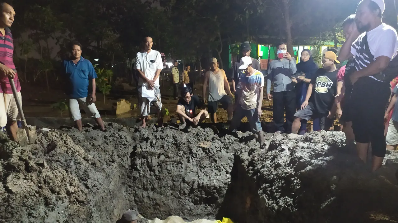 Satu keluarga korban kecelakaan bus di Tol Sumo dimakamkan jadi satu. (Dian Kurniawan/Liputan6.com)