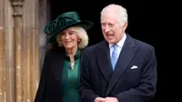 Raja Charles III dari Inggris (kanan), diikuti Ratu Camilla (kiri), meninggalkan Kapel St. George, di Kastil Windsor, setelah menghadiri Kebaktian Paskah Mattins, pada 31 Maret 2024. (Hollie Adams/POOL/AFP)