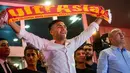 Striker Kolombia Radamel Falcao membentangkan syal klub barunya saat tiba di Bandara Ataturk di Istanbul (1/9/2019). Pemain 33 tahun ini dibeli Galatasaray dari klub Prancis, AS Monaco. (AFP Photo/Yasin Akgul)