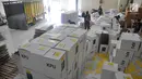Pekerja merakit kotak suara di Gudang Penyimpanan, Jalan Arteri Yos Sudarso Semarang, Selasa (12/2). Sebanyak 22.670 kotak suara dirakit yang dikerjakan oleh 20 pekerja dalam waktu satu bulan. (Liputan6.com/Gholib)
