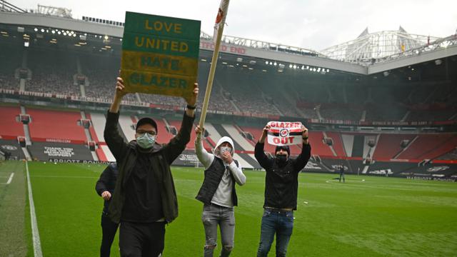 FOTO: Jelang Laga Krusial Melawan Liverpool, Fans Garis Keras Manchester United Geruduk Old Trafford