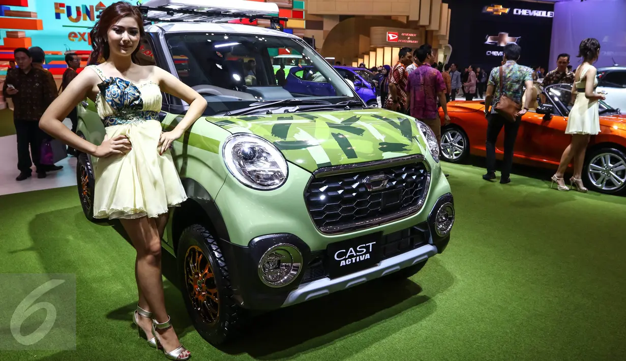 Model berdiri di samping mobil Daihatsu saat pameran otomotif Gaikindo Indonesia International Auto Show (GIIAS) di ICE BSD, Tangerang Selatan, (11/08). (Liputan6.com/Fery Pradolo)
