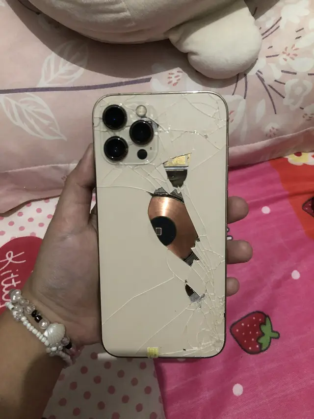 6 Potret Apes HP iPhone Retak Ini Bikin Senyum Tipis, Harus Rogoh Kocek Dalam