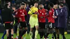 Reaksi penjaga gawang Manchester United asal Belgia, Senne Lammens (tengah) setelah pertandingan pekan ke-27 Liga Primer Inggris 2025/2026 melawan Everton di Stadion Hill Dickinson, Liverpool, barat laut Inggris, Senin 23 Februari 2026 waktu setempat atau Selasa 24 Februari 2026 dini hari WIB. Manchester United sukses memetik kemenangan di pertandingan pekan ke-27 Premier League 2025/2026. (Paul ELLIS/AFP)