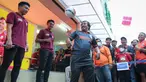 Seorang The Jakmania menunjukkan kemampuannya melakukan juggling bola di depan para pemain Persija Jakarta saat Meet and Greet bersama tim Persija Jakarta di Jakarta Fair Kemayoran (JFK), Jakarta, Kamis (30/06/2022). (Bola.com/Bagaskara Lazuardi)
