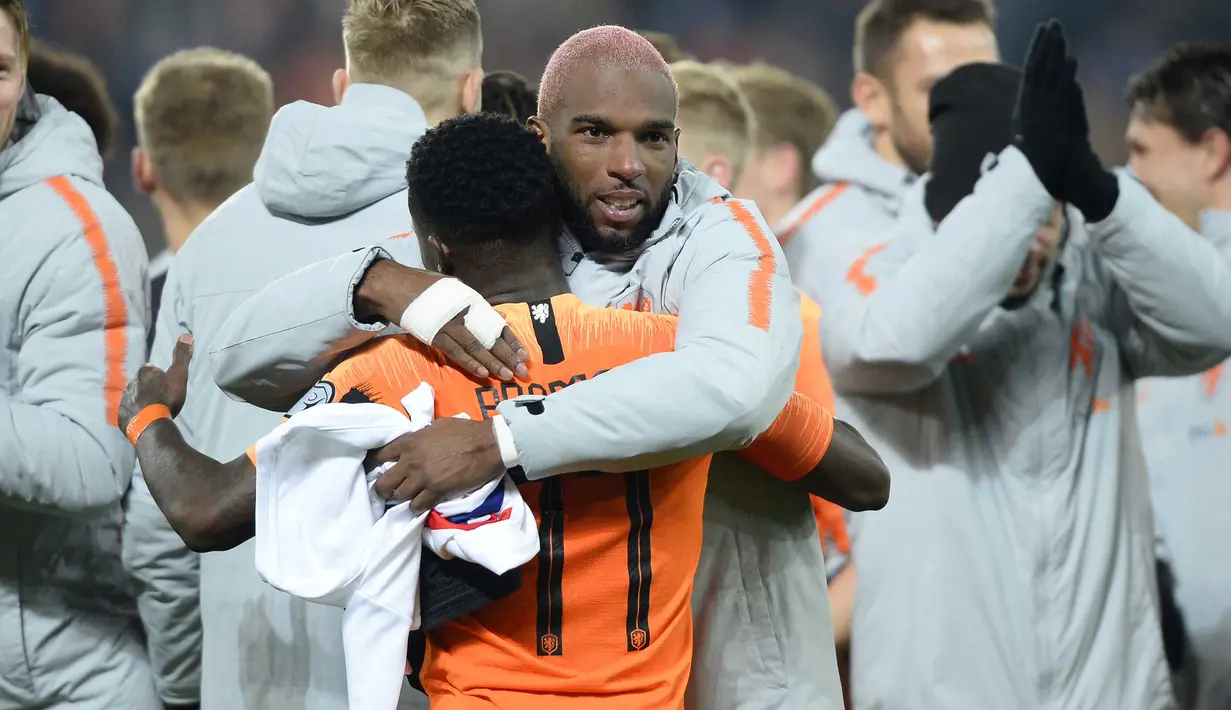Para pemain Belanda merayakan keberhasilan lolos ke Piala Eropa 2020 usai melawan Irlandia Utara di Windsor Park, Belfast, Sabtu (16/11). Kedua negara bermain imbang 0-0. (AFP/Mark Marlow)