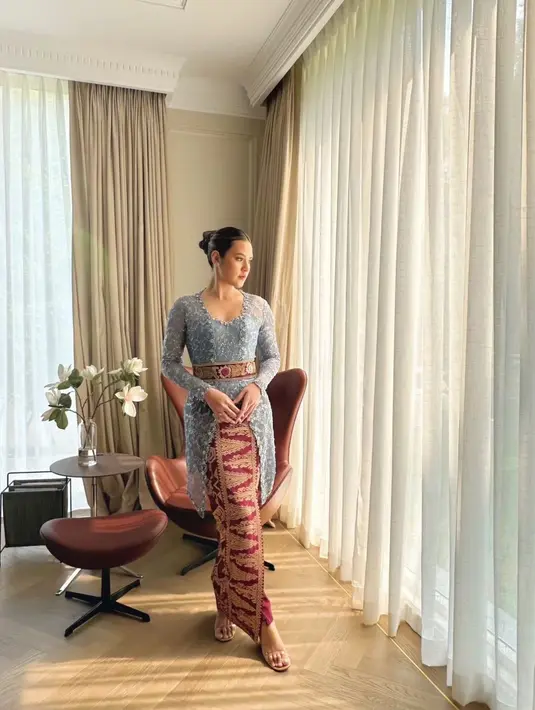 Raisa menyelesaikan tampilannya dengan sanggul rapi, soft makeup dan clear open toe heels  [Foto: Instagram/Raisa6690]