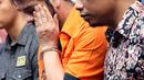 Pesinetron Rio Reifan diapit petugas Direktorat Reserse Narkoba Polda Metro Jaya saat rilis, Jakarta, Jumat (16/8/2019). Rio Reifan ditangkap polisi di sebuah SPBU di Cibubur setelah membeli paket sabu seharga Rp 350 ribu. (Liputan6.com/Helmi Fithriansyah)
