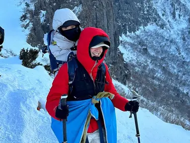 Selain sebagai seorang aktris, Lee Si Young juga dikenal sebagai ibu tangguh. Salah satu pencapaiannya adalah berhasil mendaki Gunung Breithorn yang terletak di antara Swiss dan Italia. Baru-baru ini, bintang film 'The Divine Move' itu merayakan tahun baru dengan mendaki gunung sambil menggendong sang putra. (Liputan6.com/IG/@leesiyoung38)