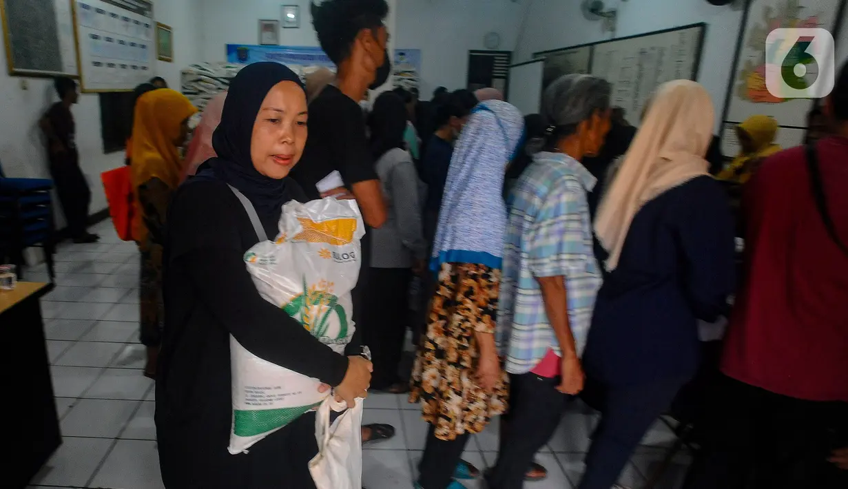 Keluarga penerima manfaat (KPM) membawa bantuan sosial pangan beras saat berlangsung penyaluran di kantor Kelurahan Meruyung, Depok, Sabtu  (11/5/2024). (merdeka.com/Arie Basuki)