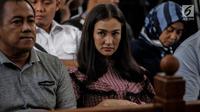 Artis Atiqah Hasiholan menghadiri sidang putusan kasus dugaan penyebaran berita bohong atau hoaks dengan terdakwa Ratna Sarumpaet di PN Jakarta Selatan, Kamis (11/7/2019). Ratna sebelumnya dituntut 6 tahun penjara karena membuat keonaran lewat hoaks penganiayaan. (Liputan6.com/Faizal Fanani)