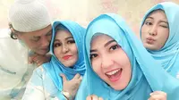 Via Vallen tampil kompak dengan keluarganya. Mereka mengenakan pakaian muslim warna biru dan putih. (Foto: instagram.com/viavallen)