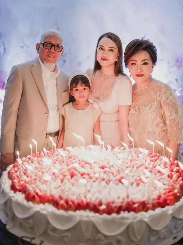 6 Gaya Fashion Shandy Aulia di Perayaan Ultah ke-38, Barbie Look yang Memukau