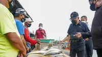 Wakil Presiden Ma'ruf Amin mengisi akhir pekannya dengan berolahraga jalan pagi di pulau Cangkir dan berbelanja ikan di Tempat Pelalangan Ikan (TPI) Kronjo.(Foto: Setwapres).