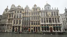 Segelintir orang terlihat di Grand Place di Brussel, Belgia (2/11/2020). Mulai 2 November, Belgia menerapkan lockdown (karantina wilayah) yang lebih ketat, dengan sejumlah aturan diberlakukan di seluruh negara tersebut untuk memerangi COVID-19. (Xinhua/Zheng Huansong)