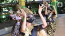 Penari tradisional dari Sanggar Eschoda melakukan latihan menggunakan masker dan pelindung wajah di Kota Tangerang, Jumat (12/6/2020). Para penari itu menerapkan protokol kesehatan jelang new normal atau tatanan hidup normal, sekaligus sebagai upaya pencegahan Covid-19. (Liputan6.com/Angga Yuniar)