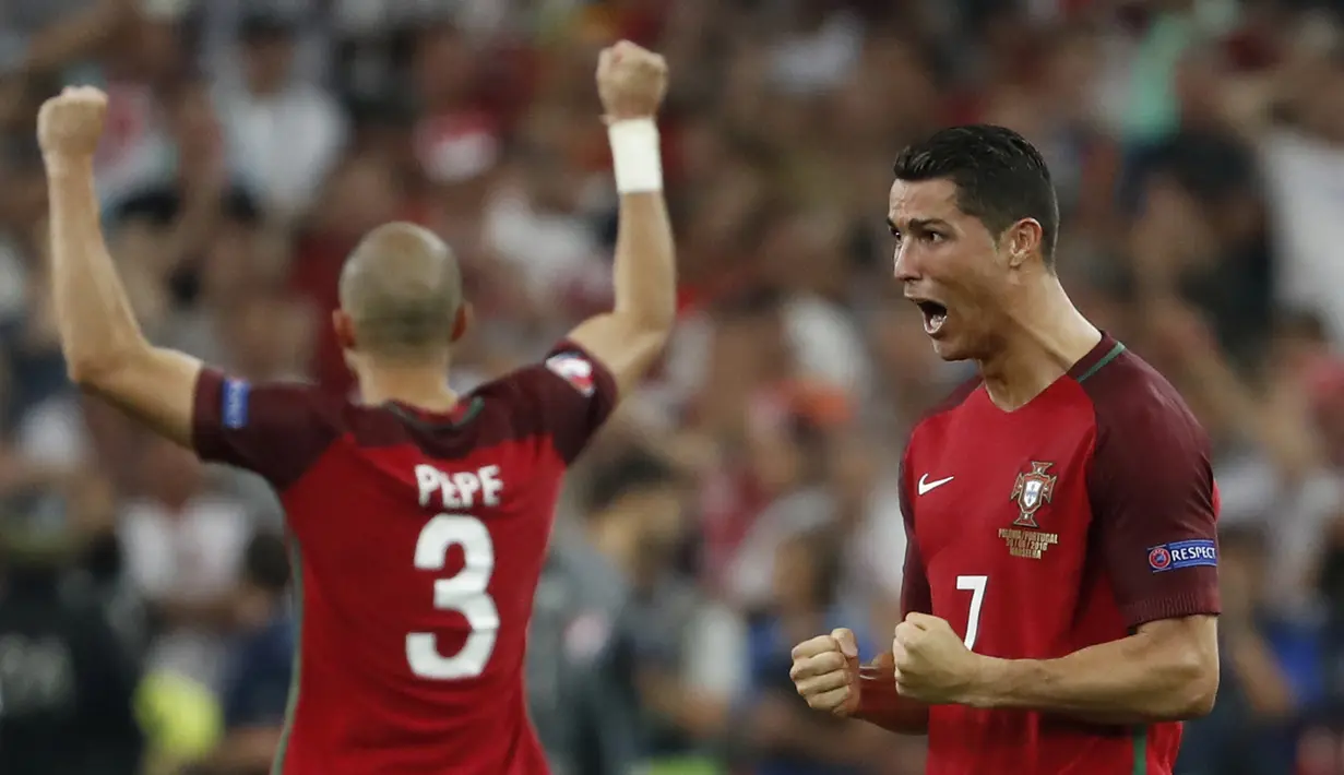 Ekspresi pemain Portugal, Cristiano Ronaldo, setelah menang adu penalti melawan Polandia pada laga perempat final Piala Eropa 2016 di Stade Velodrome, Marseille, Jumat (1/7/2016) dini hari WIB. (Reuters/Yves Herman)