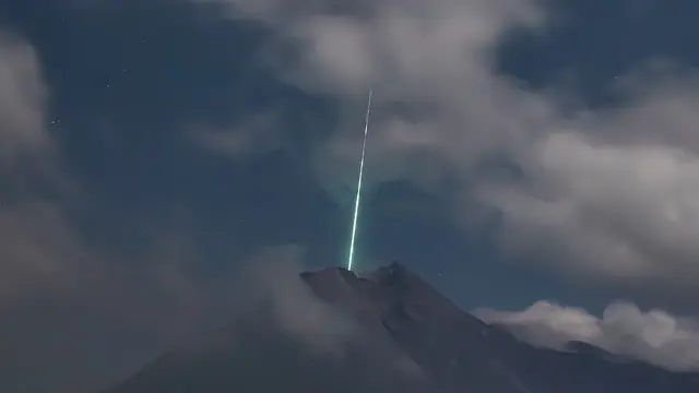 Ramai Foto Meteor Jatuh di Puncak Gunung Merapi, Ini 4 Faktanya
