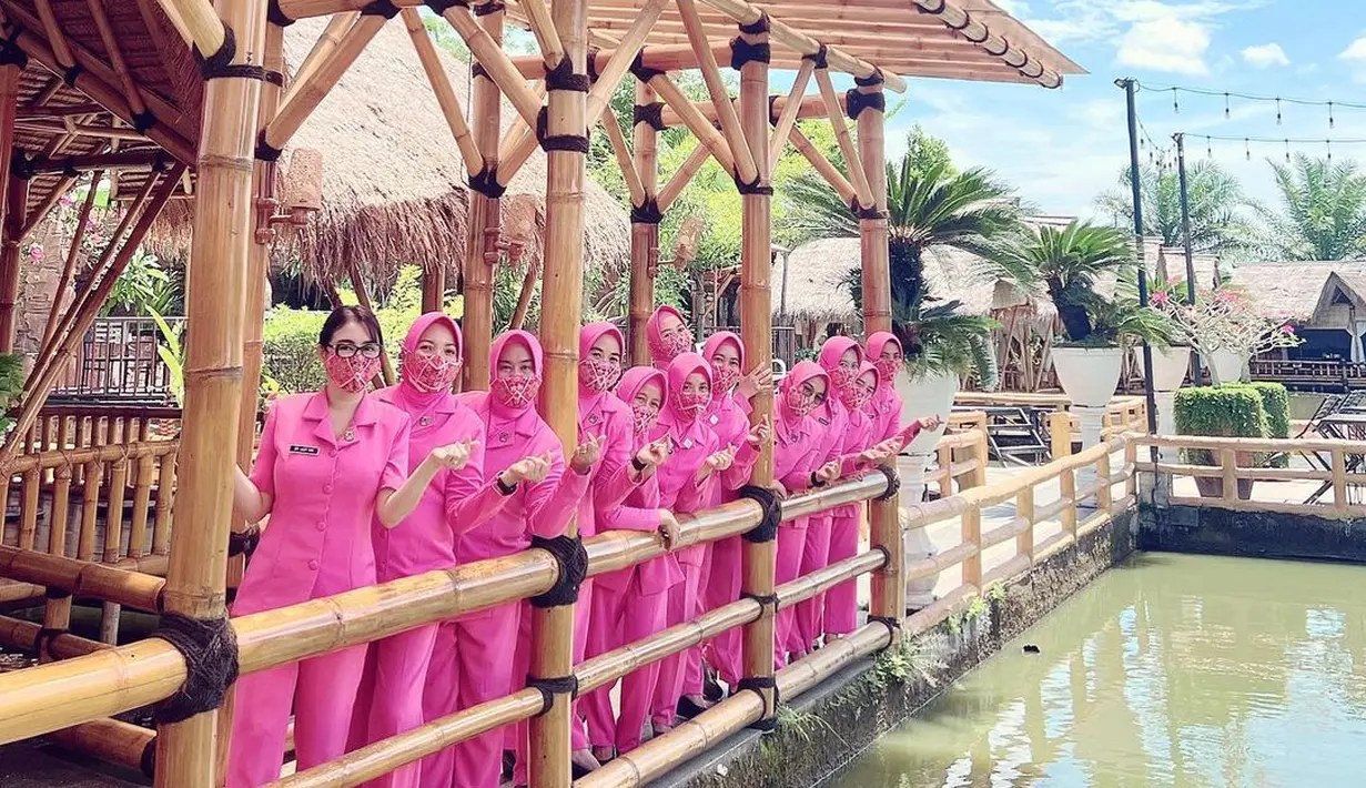 Uut Permatasari, bersama ibu-ibu bhayangkari lainnya saat berpose di atas sebuah bangunan bambu. (Foto: Instagram/@uutpermatasari)