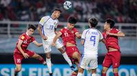 Pemain Timnas Indonesia U-17, Nabil Asyura (tengah) berebut bola di udara dengan pemain Timnas Panama U-17, Erick Diaz pada laga kedua Grup A Piala Dunia U-17 2023 di Stadion Gelora Bung Tomo (GBT), Surabaya, Senin (13/11/2023). (Bola.com/Bagaskara Lazuardi)