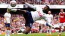 Pemain Tottenham Hotspur Emerson Royal menendang bola saat melawan Arsenal pada pertandingan sepak bola Liga Premier Inggris di Emirates Stadium, London, Inggris, 1 Oktober 2022. Arsenal menang 3-1. (AP Photo/Kirsty Wigglesworth)