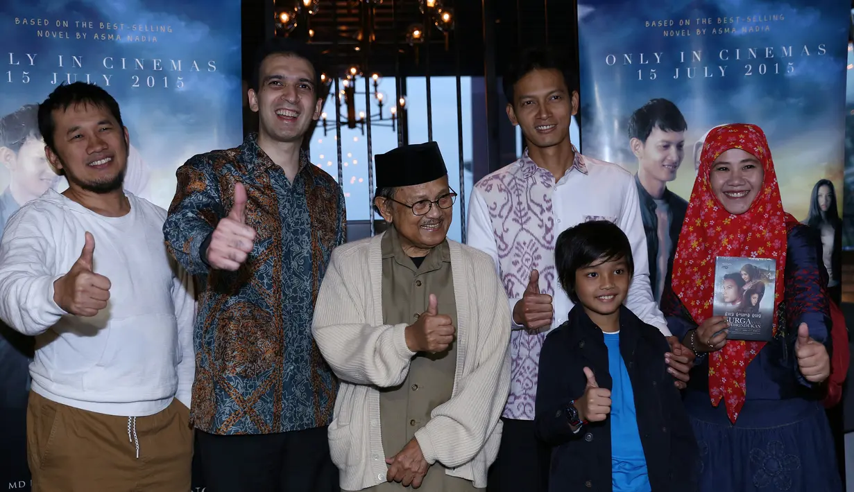 BJ Habibie terlihat foto bersama dengan pemeran utama dari film 'Surga yang Tak Dirindukan', Fedi Nuril. (Galih W. Satria/Bintang.com)
